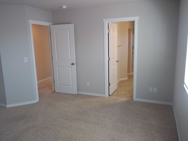 Building Photo - 2925 Mahogany St NE