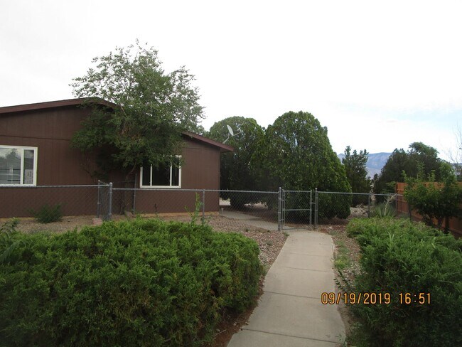 Building Photo - 906-906 Los Reyes Ct SE