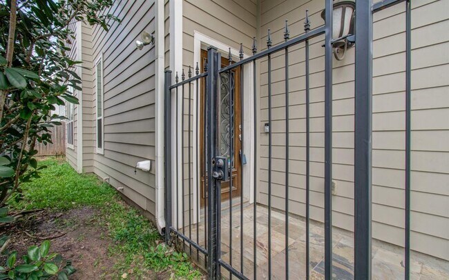 Building Photo - 902 W 20th St