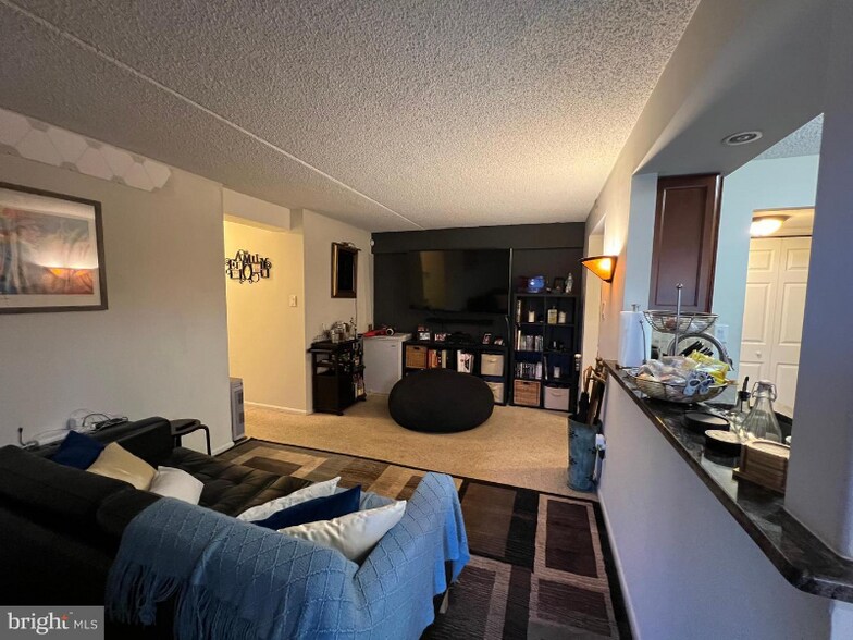 Building Photo - 3304 Valley Dr