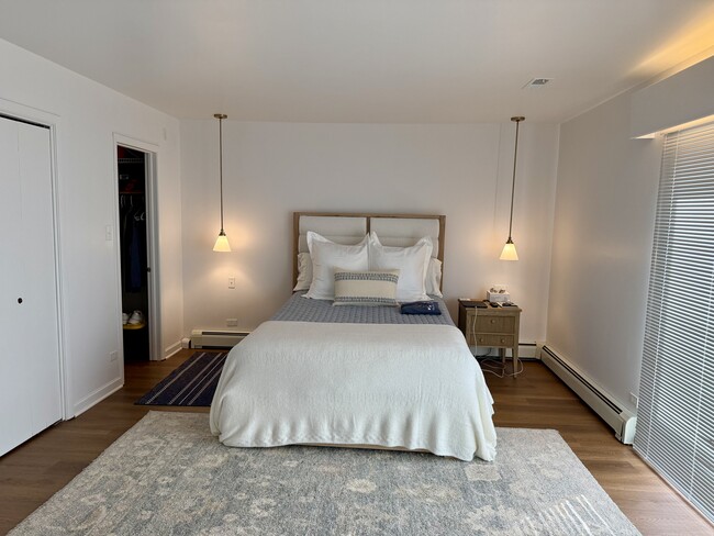 Building Photo - 521 N Oak St