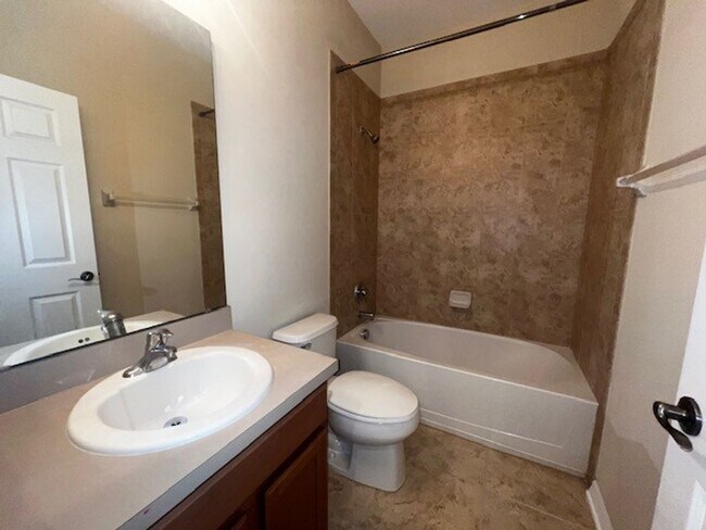 Building Photo - MOVE IN NOW-OVIEDO RENTAL!BEAUTIFUL 3 bd 2.5 bath townhome! 2 CAR ATTACHED GARAGE!FRESH PAINT! Wa...