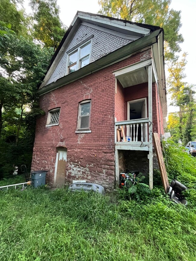 Building Photo - 913 Milnor St