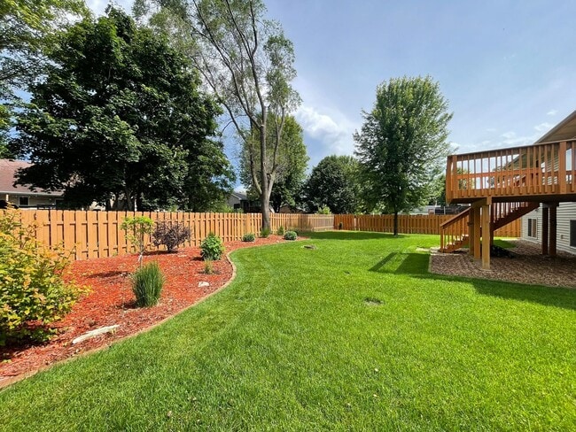 Building Photo - Sparkling Like New 3-Plus Bedroom with Vau...