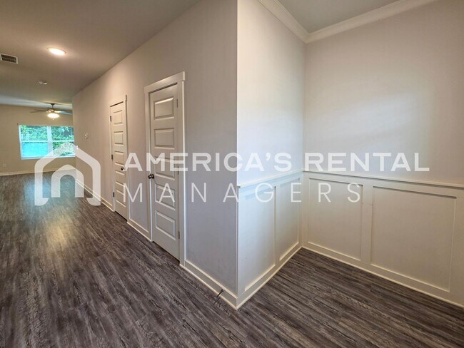 Building Photo - Modern Living in The Heights!