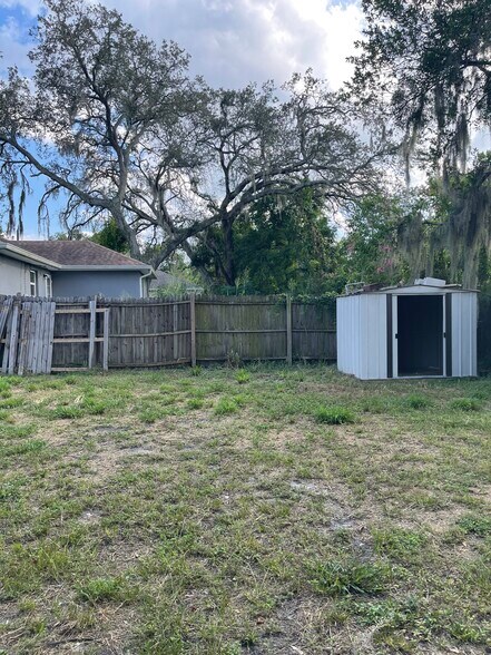 Building Photo - 8722 N Brooks St