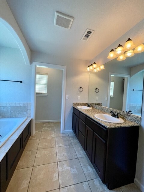 Building Photo - 1053 Tarah Knolls Cir