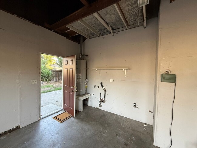 Building Photo - Recently updated single story home in Mode...