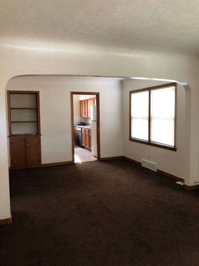 Building Photo - Spacious 2 Bed House!!
