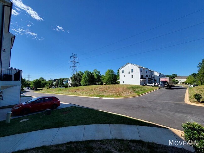 Building Photo - 645 District Ct