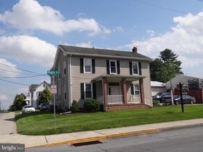 Building Photo - 510 Maple St