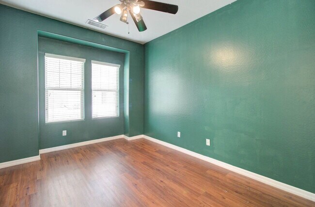 Building Photo - 2143 W Marconi Ave