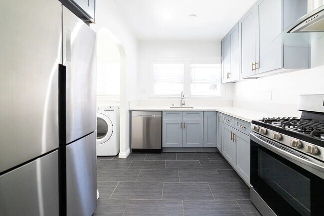 Building Photo - Bright and airy 2-bedroom 2-bath in Mid- City