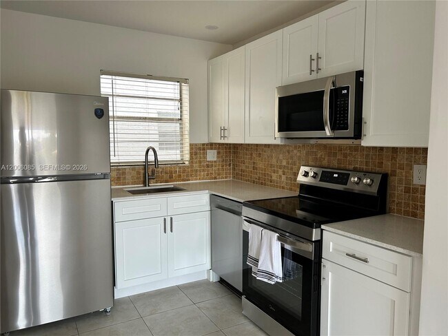 Building Photo - 3000 Sunrise Lakes Dr W