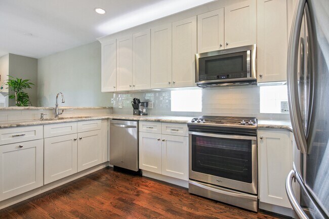 Building Photo - 305 W Scott St