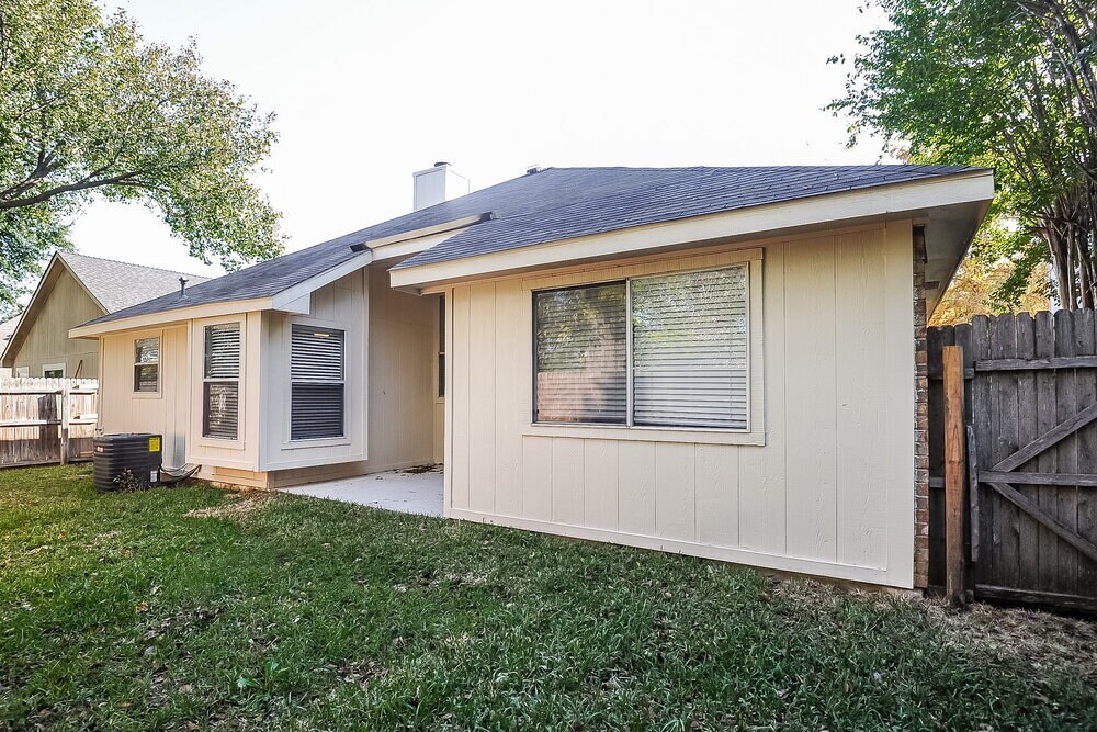 Building Photo - 208 Vines Dr