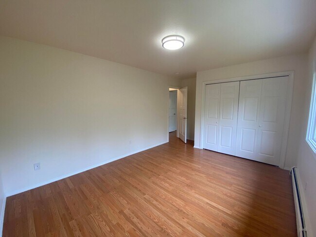 Building Photo - A 3 bed, 2.5 bath home that has been meticulously well kept!