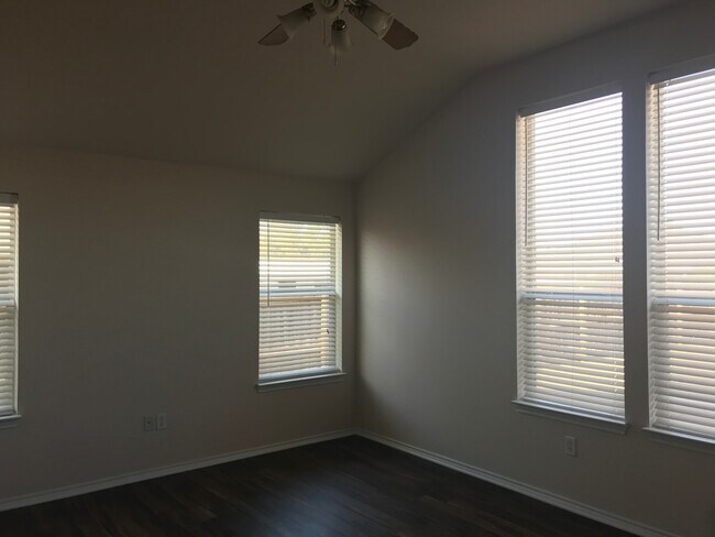 Building Photo - 4/2/2 Fenced yard NORTH LONGVIEW