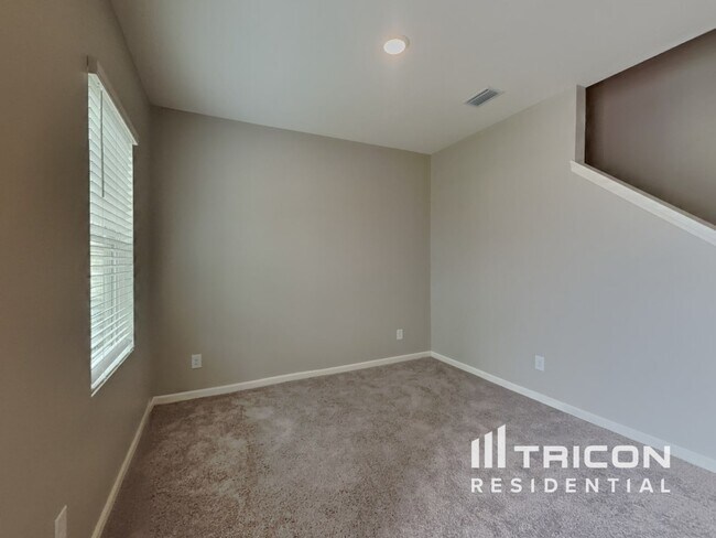 Building Photo - 141 Gladstone Loop