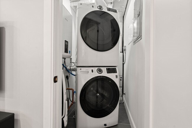 Building Photo - 174 W Seventh St