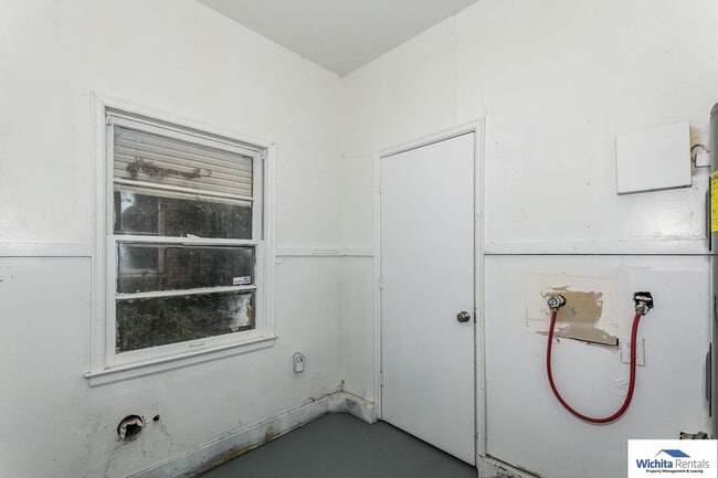 Building Photo - 2 bedroom 1 bath home - Pet Friendly!