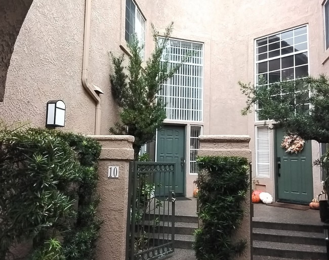 Building Photo - Welcome to our Beautiful, Spacious 2 Bedrooms 2.5 Full Bath Townhouse!