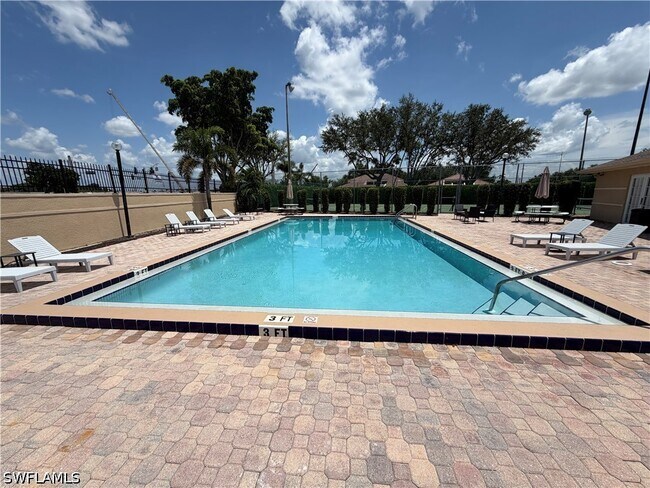 Building Photo - 5325 Summerlin Rd