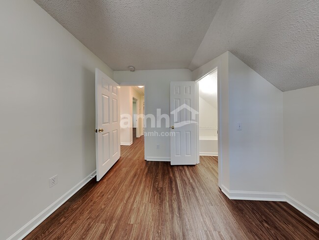 Building Photo - 6 Saddlemount Ln