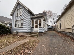 Building Photo - 4 Bedroom 2 Bath Single Family Home W/Garage!