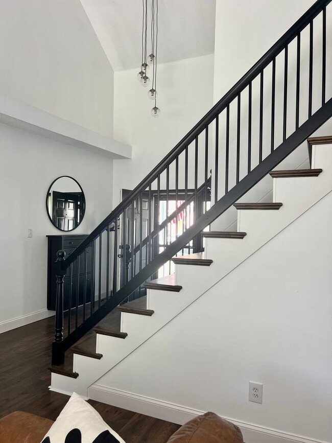 Building Photo - 4BD/2.5BA Gorgeous Home with Fence Backyar...