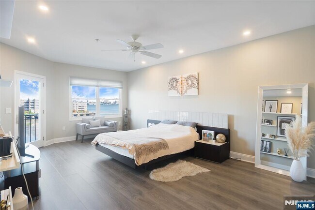 Building Photo - 302 The Promenade