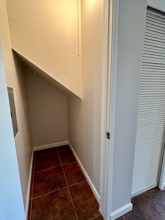 Building Photo - Spacious, Upgraded, 3 Bedroom 2.5 Bath Con...