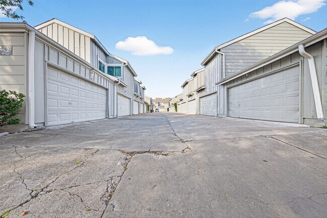 Building Photo - 13040 Greenway Chase Ct