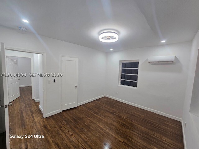 Building Photo - 1071 NE 160th St