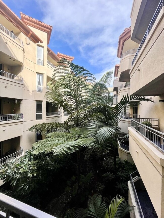 Building Photo - Beautiful One Bedroom Condo in the " Piazza Palermo." building! Pet considered!!