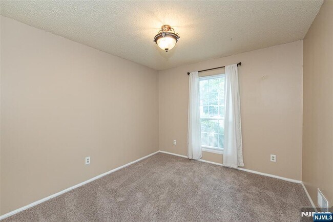 Building Photo - 540 Holly Ct