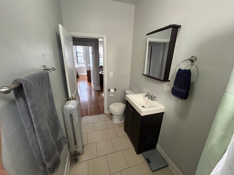 Building Photo - 1318 W Waveland Ave