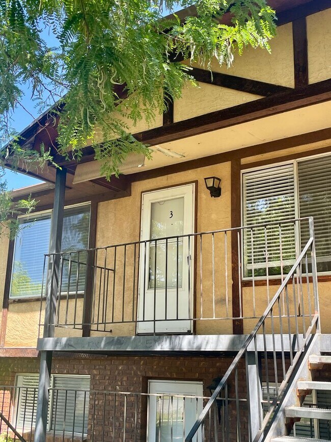Building Photo - 222 N Pingree Ave