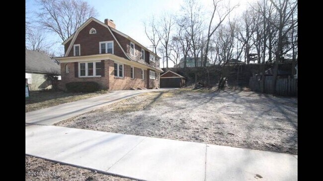 Building Photo - 2230 Riverside Dr NE