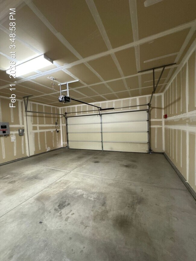 Building Photo - 4 Bedroom home! Rent Ready NW Visalia!