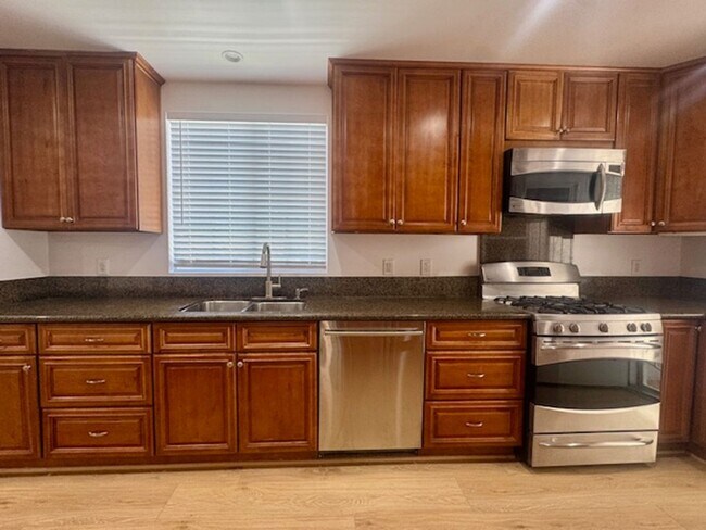 Building Photo - Charming 4 Bedroom in Woodland Hills