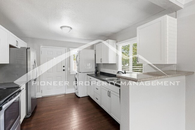 Building Photo - Spacious Home with 2 Kitchens and Central AC