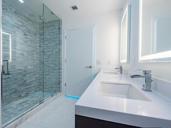 Building Photo - 851 NE 1st Ave