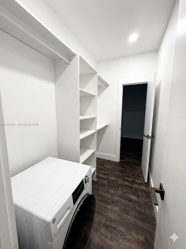 Building Photo - 317 W 28th St