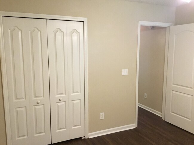 Building Photo - 8745 Edgebrook Ct