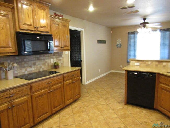 Building Photo - 1405 Lincoln Dr