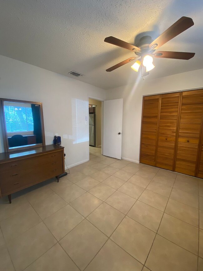 Building Photo - Beautiful Lakefront Condo!
