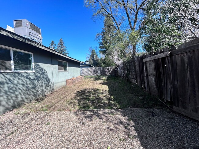 Building Photo - Two Bedroom One Bathroom Home in Carmichael