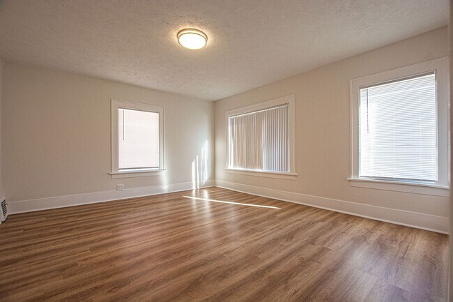 Building Photo - 3 Bedroom Duplex near downtown Omaha