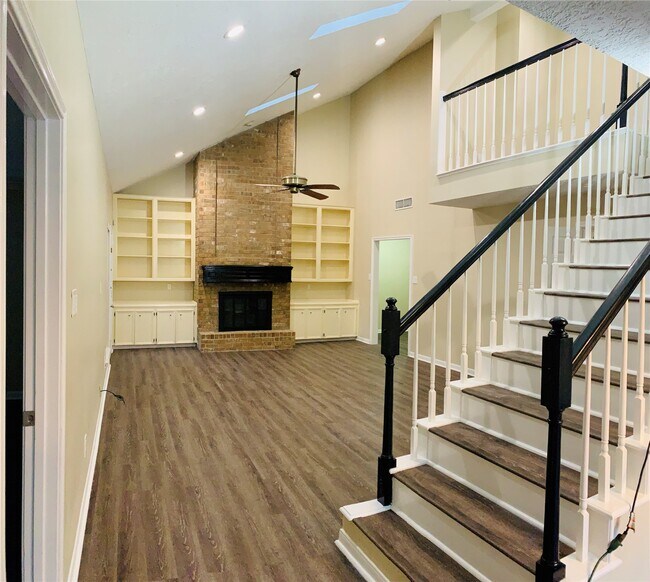 Building Photo - 14135 Sandfield Dr